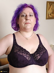 Kinky British housewife working her pussy
