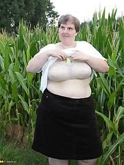 This big mature mama loves to get naked in a cornfield